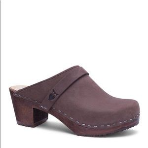 Sandgrens Brown leather clogs